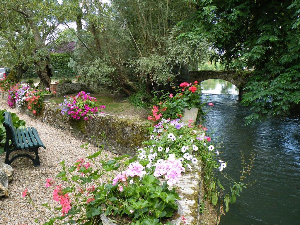 Hotel Logis Le Moulin Fleuri Veigné Exterior foto